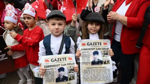 Manisa’da çocuklar Cumhuriyet coşkusunu tarihi gazete ve marşlarla yaşattı