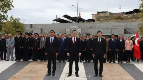 Salihli'de Cumhuriyet Bayramı Coşkusu Sağanak Altında Başladı