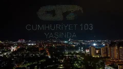 Cumhuriyet coşkusu gökyüzünü aydınlattı