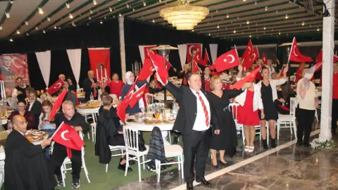 Bursalı emekliler Cumhuriyetine sahip çıkıyor