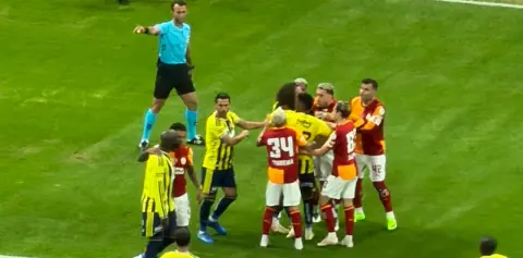 Derbide ilk saniyelerde ortalık karıştı: Lukaku ve Abdülkerim birbirine girdi