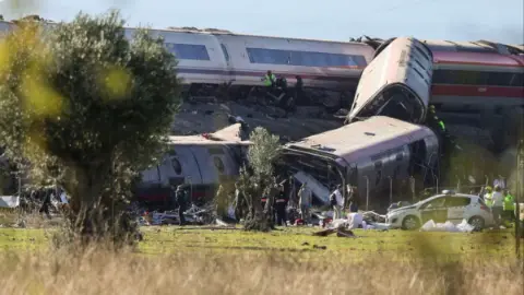 İspanya'nın başkenti Madrid'in güneyinde iki tren çarpıştı, en az 10 kişi öldü
