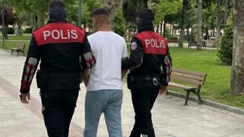 Manisa'da 17 yaşındaki firari parkta yakalandı! 65 hırsızlık dosyasından 152 yıl hapis cezası var
