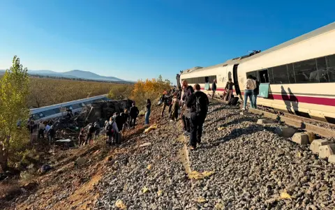 İspanya'da Toledo yakınlarında iki hızlı tren çarpıştı, çok sayıda yaralı bildirildi
