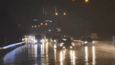 İstanbul’da sağanak yağış sonrası Pendik ve Tuzla’da yollar göle döndü
