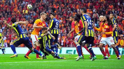 Günün ilk derbisinde Galatasaray, Fenerbahçe'yi mağlup etti!