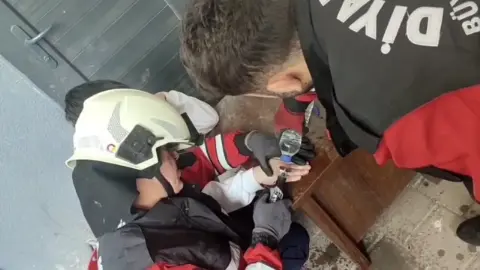 Diyarbakır’da çocuğun parmağına sıkışan metal itfaiye erleri tarafından çıkartıldı
