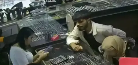 Sakarya'da kuyumculara sahte altın satan 2 zanlı tutuklandı