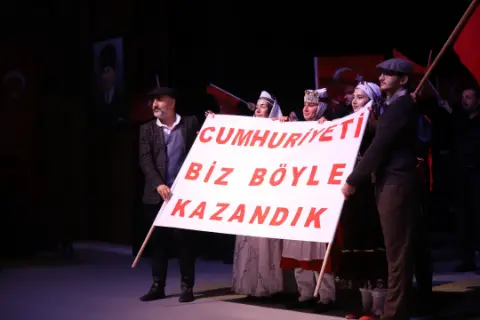 Cumhuriyet Bayramı Çayırova’da törenle kutlandı