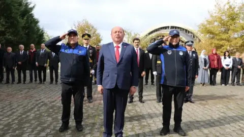 Sakarya'da Cumhuriyetin 103. yılı çelenk sunma ile başladı