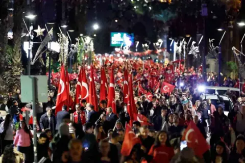 İzmir’de 103’üncü yıl coşkusu gökyüzünü aydınlattı