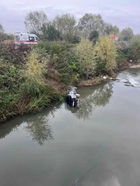 Virajı alamayan otomobil dereye uçtu