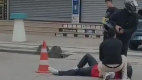 İzmit Yeşilova’da Motosiklet-Otomobil Çarpıştı: Kurye Yola Savruldu