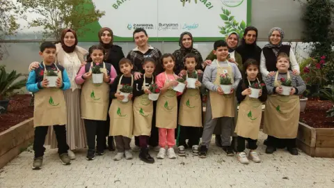 Adem Yavuz İlkokulu Öğrencileri Bahçem Çayırova'da Karanfil Dikti