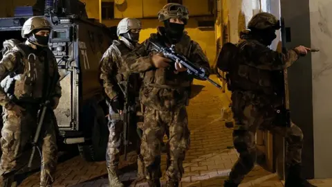 Kocaeli dahil 30 ilde dev operasyon: 76 kişi için tutuklama talebi