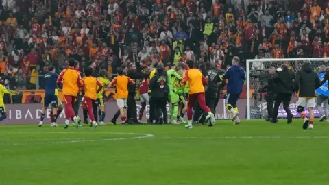 Galatasaray - Fenerbahçe derbisine yakışan görüntü