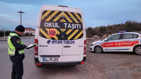 Kocaeli’nde Okul Çevrelerinde Geniş Çaplı Denetim: 25 Aranan Şahıs Yakalandı