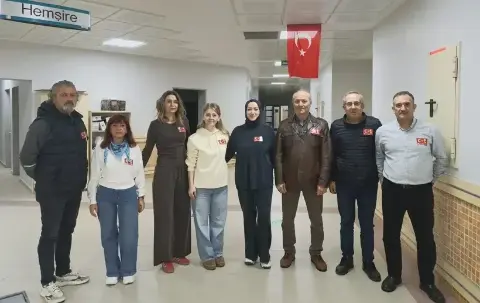 29 Ekim kutlaması: Hürriyetçi Sağlık Sen Kocaeli'nde çalışanlarına kokart dağıttı