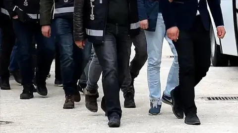 Kocaeli dahil 6 ilde büyük operasyon! 61 klasik otomobilde şasi oyunu