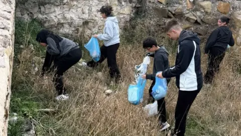 Öğrenciler Bayburt Kalesi’nin çevresini temizledi