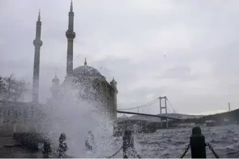 Meteoroloji'den bazı bölgeler için yağış ve fırtına uyarısı!