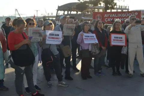 Ayvalık’tan basın özgürlüğü için sert çıkış: “Artık yeter! Nefes alamıyoruz!