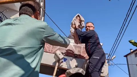 Giresun’da evde çıkan yangının ortasında kalan bebek son anda kurtarıldı