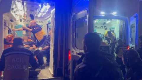 Hakkâri'de Göçmenleri Taşıyan Minibüs Dereye Uçtu: 20 Yaralı