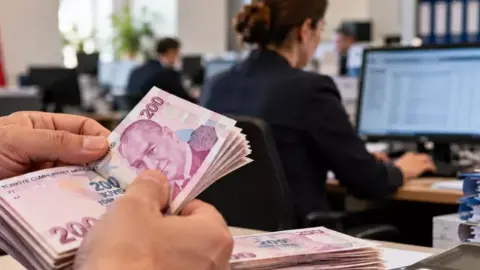Beklenen haber yıllar sonra geldi! Memurları ilgilendiren maaş kararı
