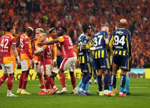 Galatasaray-Fenerbahçe derbisinde kartlar havada uçuyor
