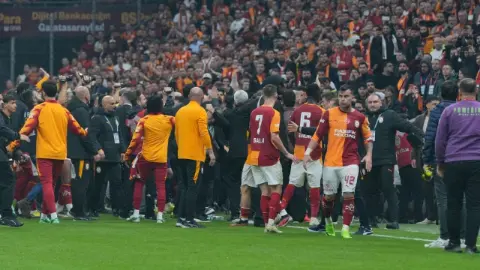 Derbi sonrası saha karıştı