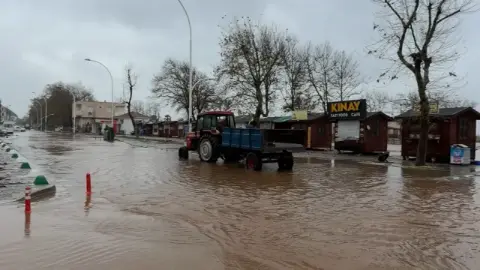 Karacabey’de yollar göle döndü, denize çıkamayanlar evlerinin önünden balık tuttu