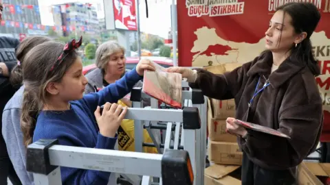 Bursa'da vatandaşlara Türk bayraklı Atatürk posteri dağıtıldı