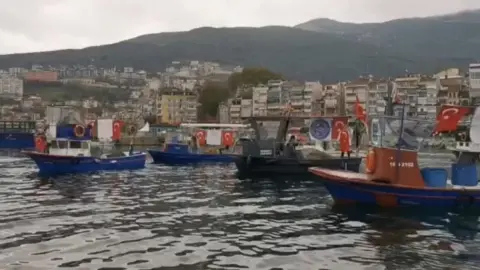 Bursa Gemlik'te tekne ve kayıklar Türk bayraklarıyla donatıldı