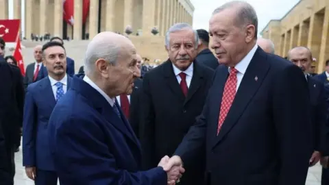 Cumhuriyet’in 103. yılında anlamlı tercih! Cumhurbaşkanı Erdoğan’ın kravatı gözlerden kaçmadı