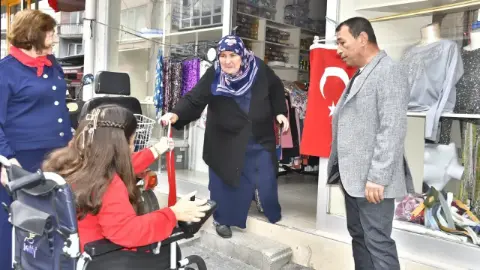 Özel gereksinimli bireyler Cumhuriyet Bayramında esnafa bayrak dağıttı