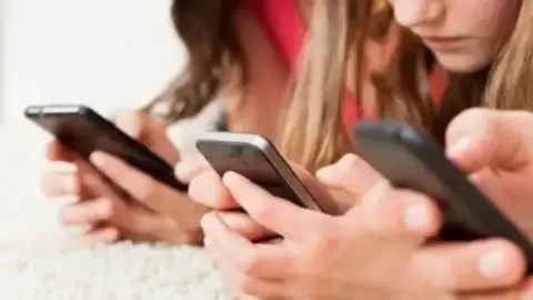 Sosyal medyada yeni dönem yarın başlıyor: 15 yaş altındaki hesaplar kapatılacak