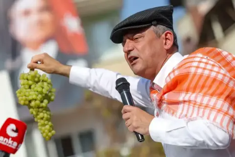 Özgür Özel üzüm üreticisine söz verdi: "İktidar olunca bunların hepsini yapacağım