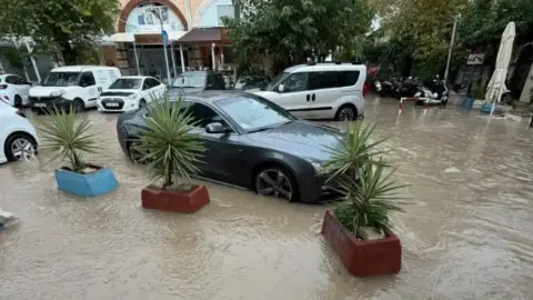 Çeşme'de şiddetli yağış cadde ve sokakları su altında bıraktı, araçlar suya gömüldü