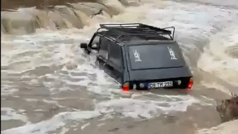 Aydın’da otomobil sel sularına kapıldı: Sürücü ve yolcu kurtarıldı