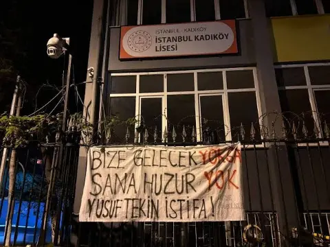 Yusuf Tekin istifa' pankartı! Tutuklanan iki öğrenci tahliye edildi