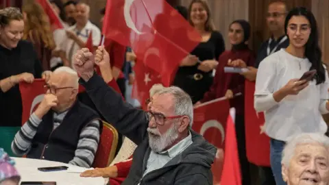 Huzurevinde coşkulu 29 Ekim balosu