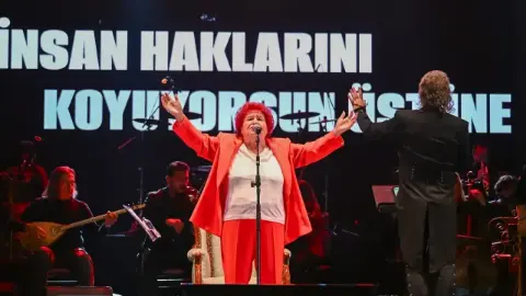 Selda Bağcan Bornova konseriyle 29 Ekim coşkusunu zirveye taşıdı