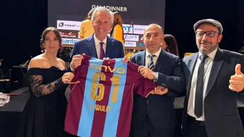 Türk - Alman başarıları Dortmund'da taçlandırıldı! Almanya’nın eski cumhurbaşkanına Trabzonspor forması