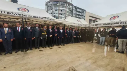 Cumhuriyet Coşkusu çelenk Töreniyle Başladı