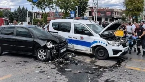 SEAH Önünde Can Pazarı! Polis Aracı ve Otomobil Çarpıştı: 5 Yaralı