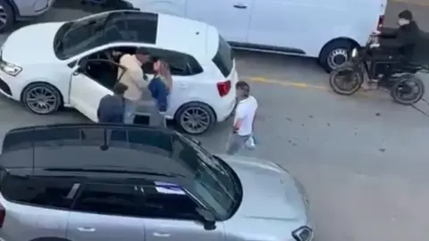 Adapazarı'nda Trafikte Şiddet: Dövüş Antrenörü Sürücüyü Yumrukladı