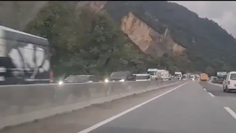 Sakarya-Bilecik yolunda yine aynı manzara! KİLOMETRELERCE ARAÇ KUYRUĞU OLUŞTU
