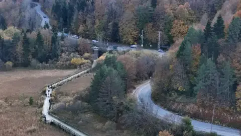 Abant Gölü Milli Parkı'na binlerce tatilci sonbahar renkleri için akın etti