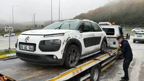 Cenazeye giden aile ölümden döndü: Bolu Dağı Tüneli’nde tırın çarpıp kaçtığı otomobil takla attı